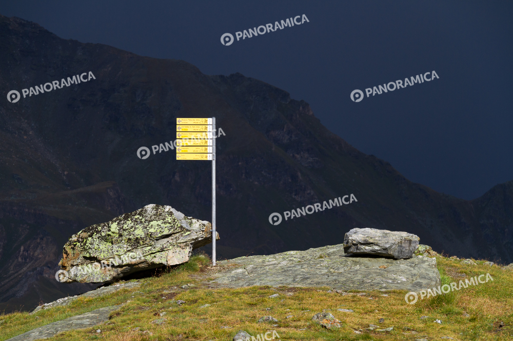 Segnalitica dei sentieri nei pressi del Rifugio Cuney