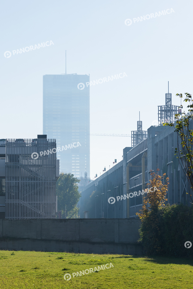 Silhouette della Torre Allianz tra la foschia