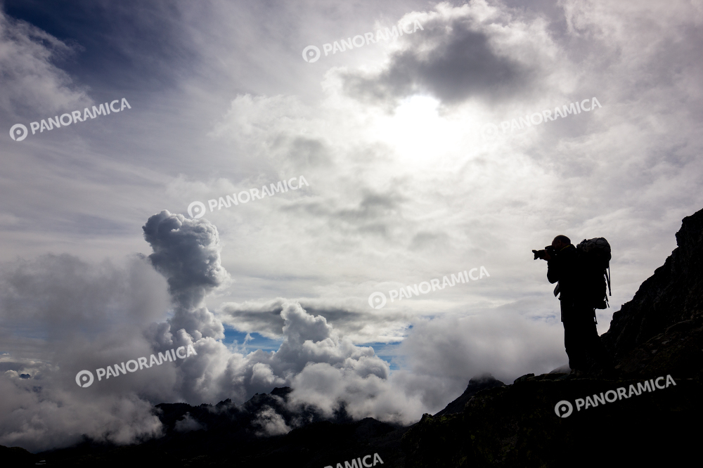 Silhouette di un escursionista in montagna