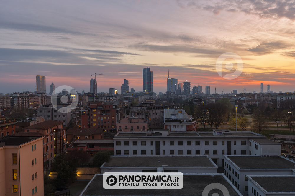 Skyline di Milano al tramonto