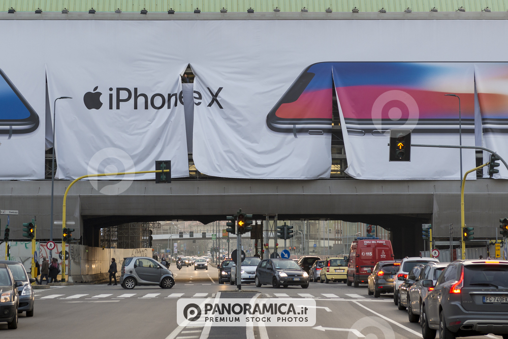Smontaggio pubblicità Apple in Via Melchiorre Gioia