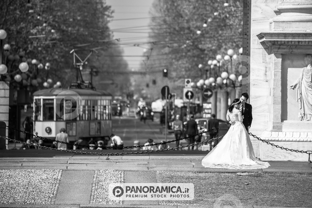 Sposi sotto l'arco della Pace