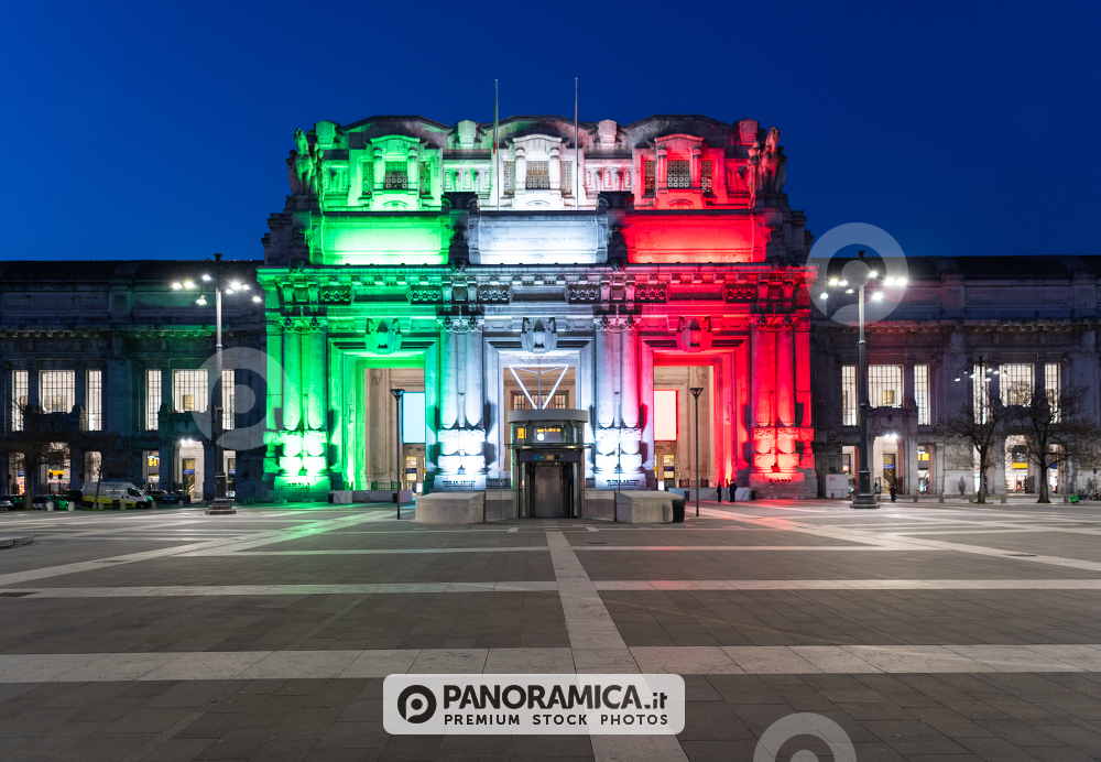 Stazione Centrale illuminata con i colori della bandiera italiana