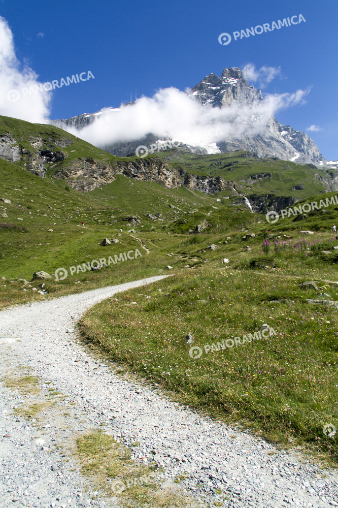 Strada che sale ai piedi del Cervino