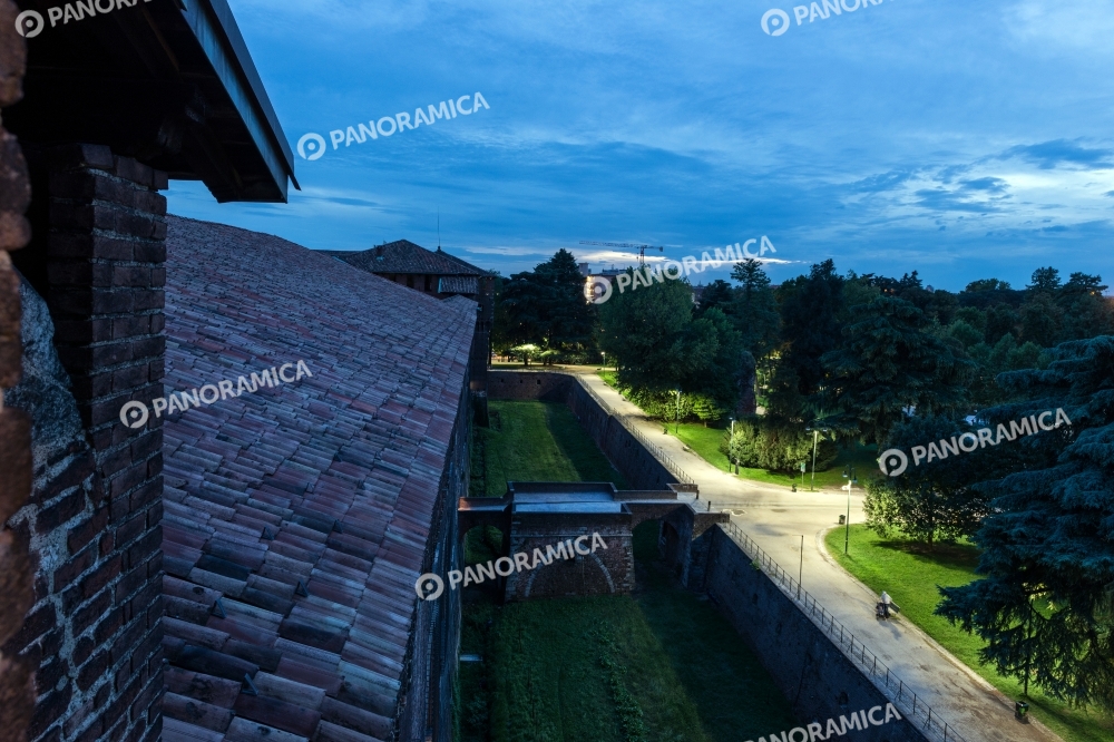 Sulle Merlate del Castello Sforzesco Milano