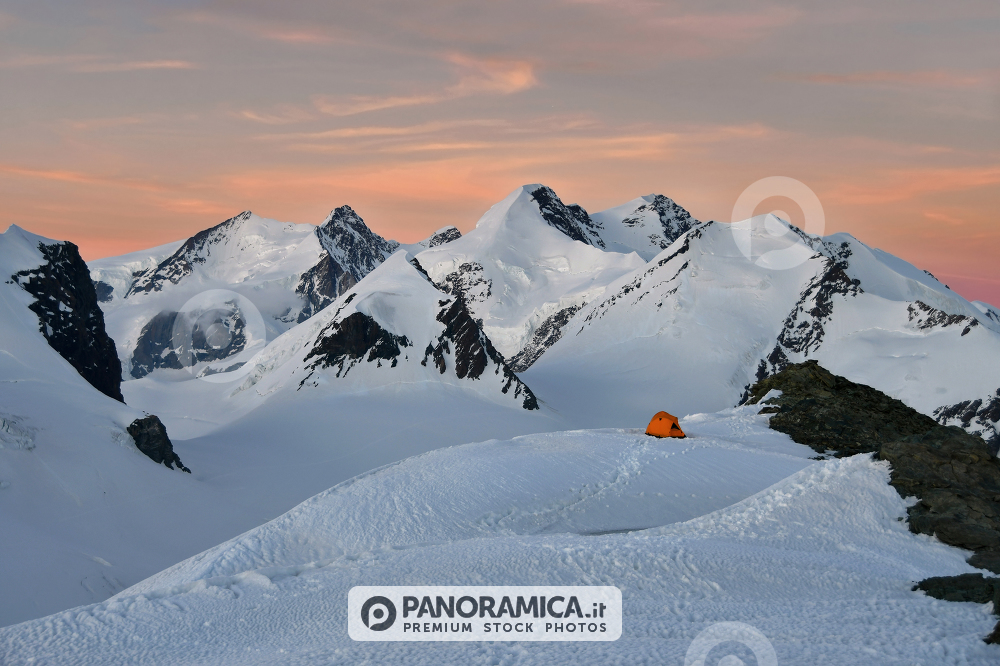 Tenda al tramonto sui ghiacciai del Monte Rosa 