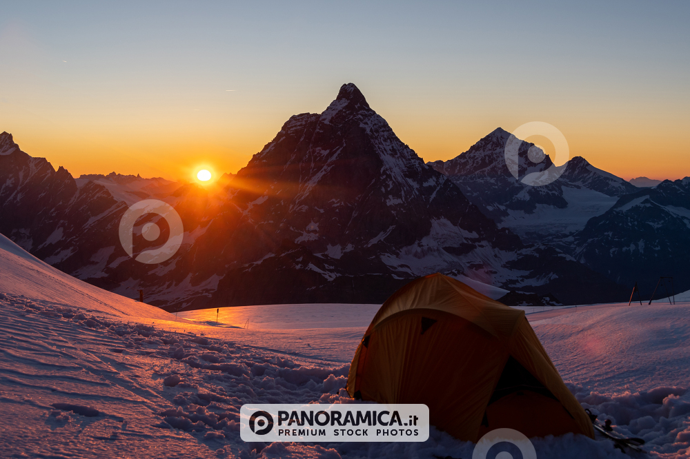 Tenda con tramonto sul Cervino dalla Gobba di Rollin (Monte Rosa)