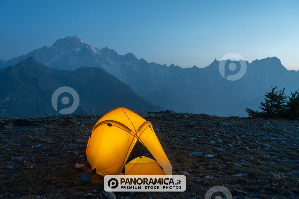 Tenda illiminata con Monte Bianco sullo sfondo