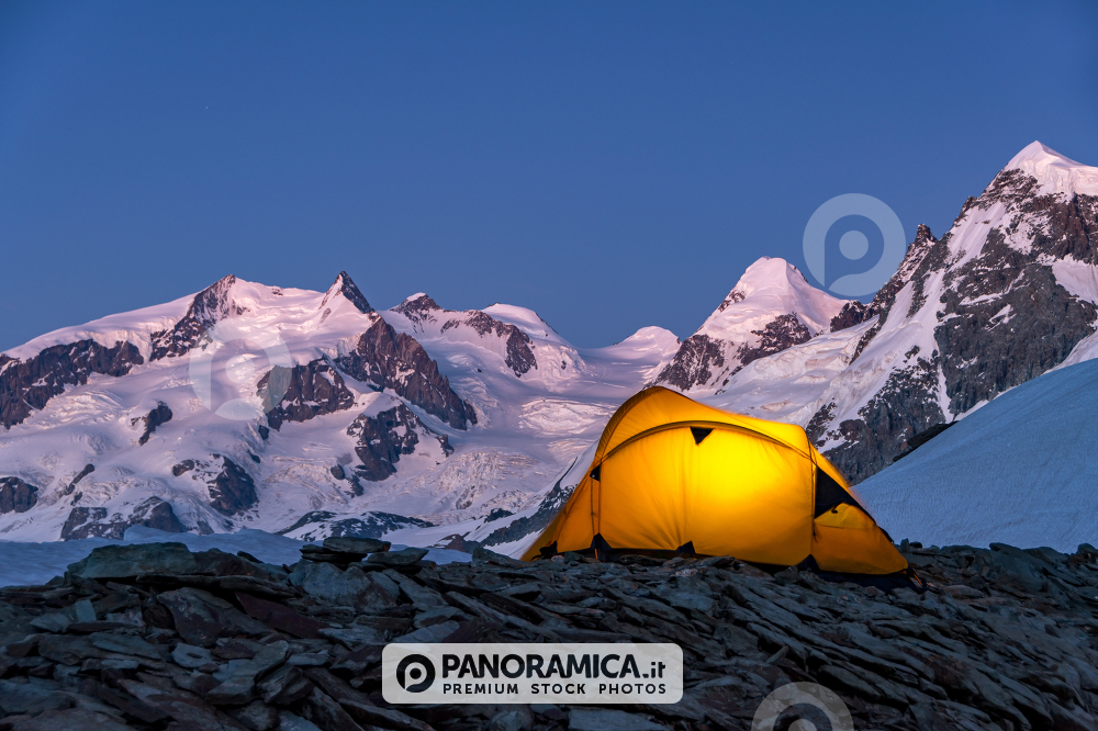 Tenda illiminata con Monte Rosa sullo sfondo
