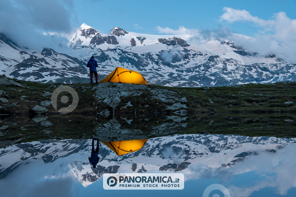 Tenda illuminata riflessa sul lago con il Monte Rosa sullo sfondo, Valtournenche