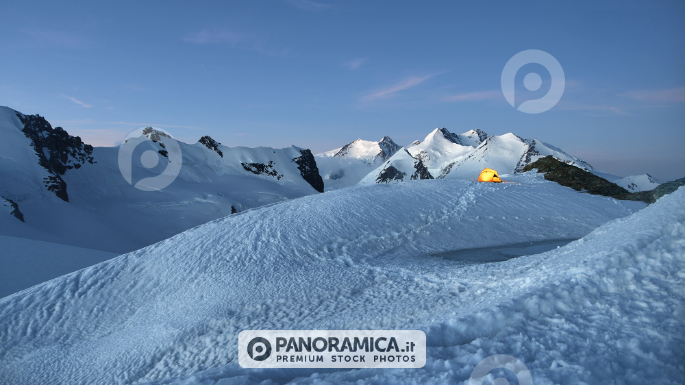 Tenda illuminata sui ghiacciai del Monte Rosa 