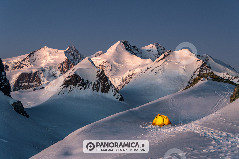 Tenda illuminata sui ghiacciai del Monte Rosa 