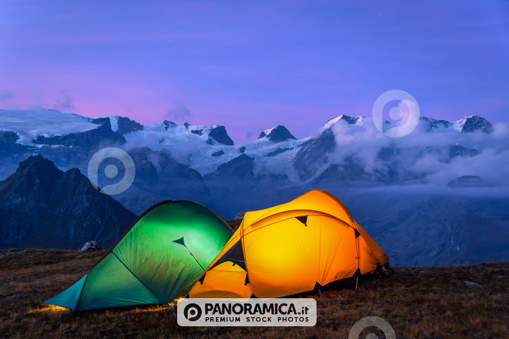 Tende illiminate con Monte Rosa al tramonto