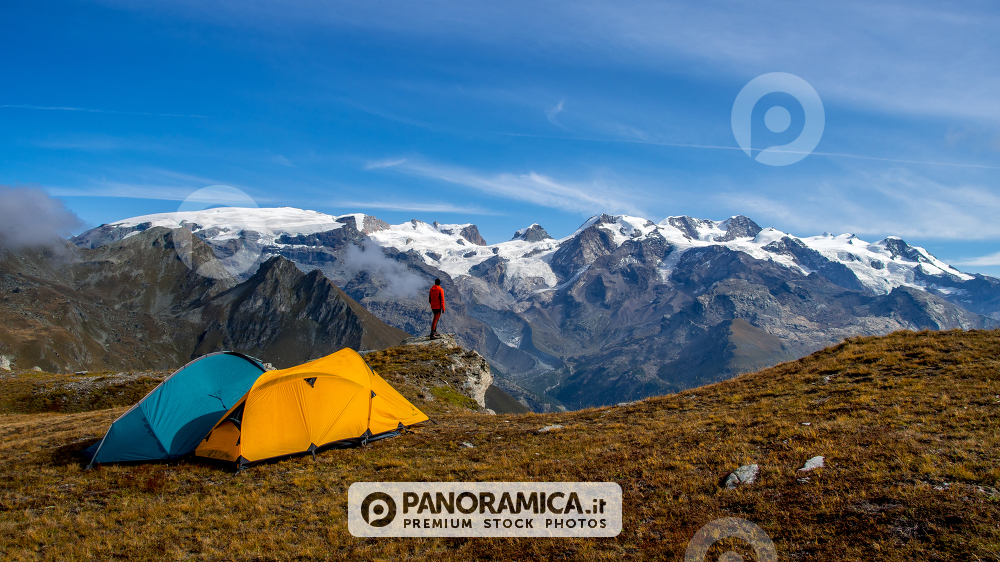 Tende sul Facciabella con Monte Rosa sullo sfondo