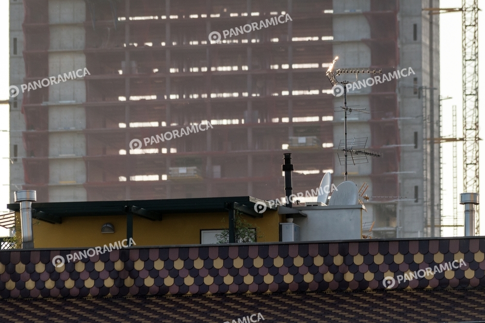Tetto del condominio di Via Petrarca 4 e cantiere Isozaki
