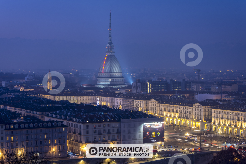 Torino tra foschia e luci