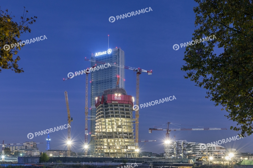 Torre Allianz e cantiere Generali illuminato