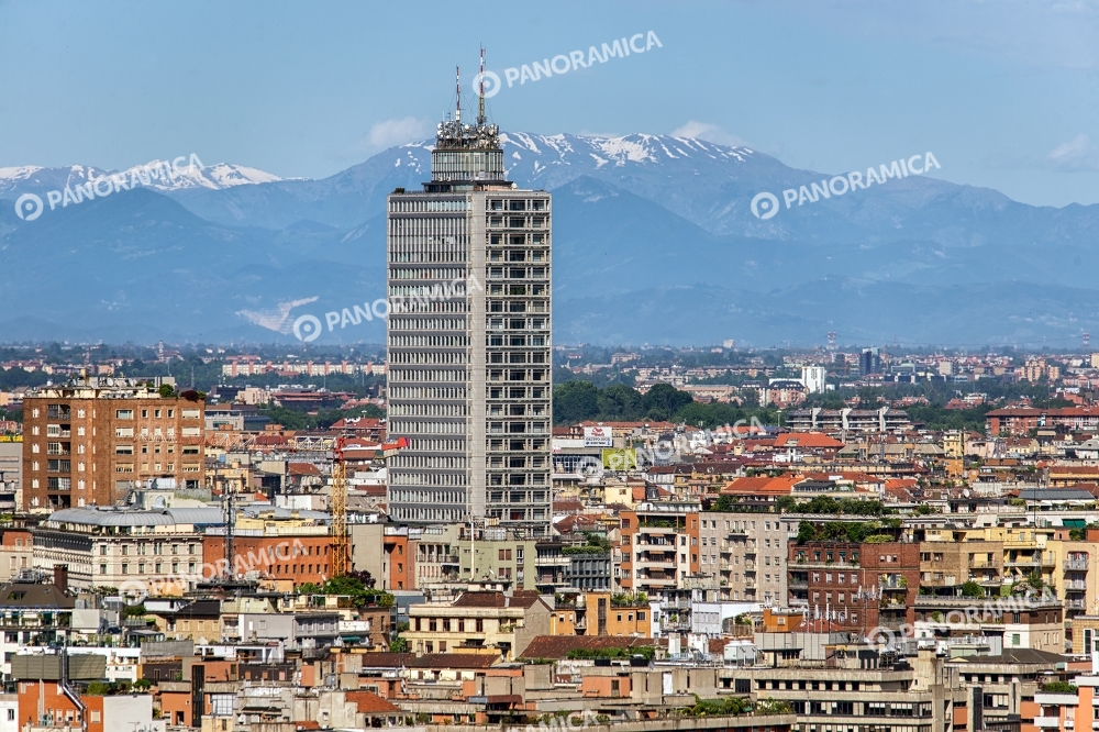 Torre Breda con le Alpi