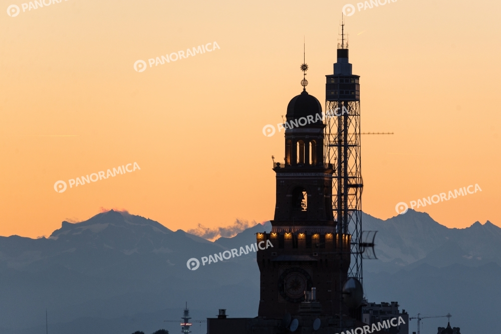Torre del FIlarete e Torre Branca al tramonto con le Alpi