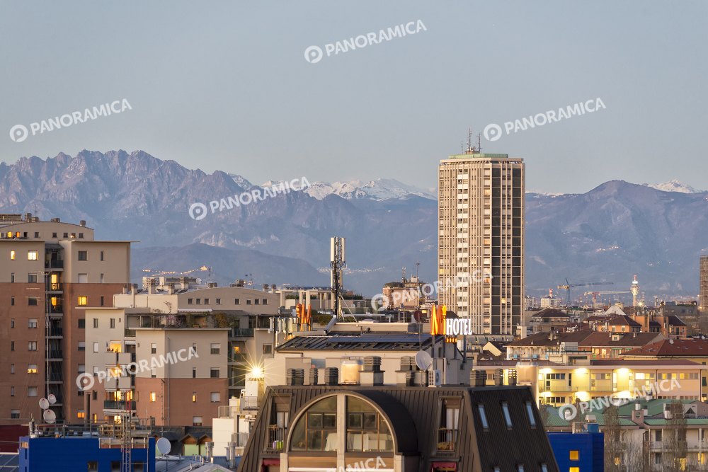 Torre di Porta Romana con le Alpi