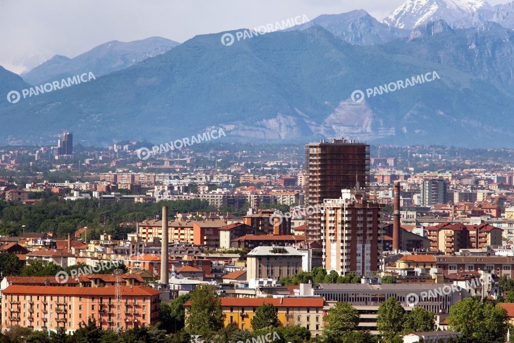 Torre residenziale Giax Tower e le Alpi