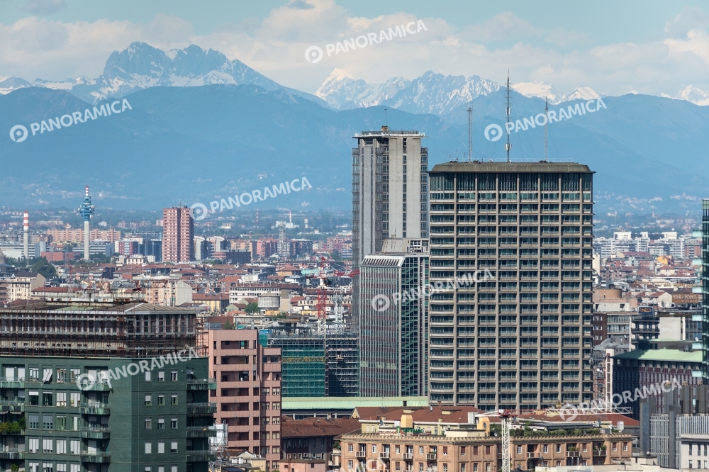 Torre Servizi Tecnici Comunali con le Alpi