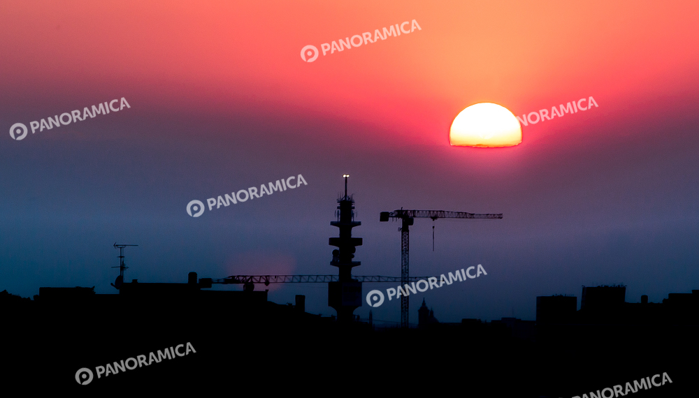 Torre Telecom di Pero al tramonto