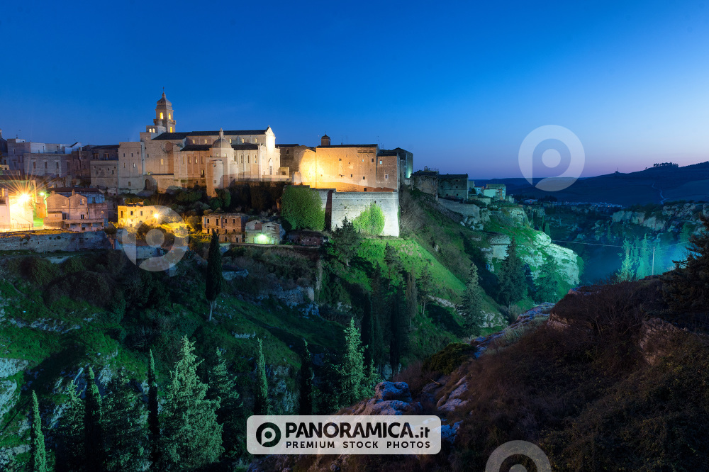 Torrente sulla Gravina illuminato