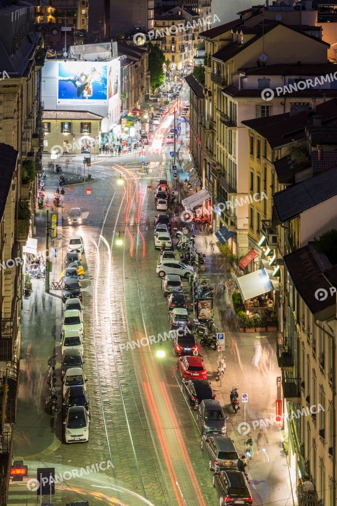 Traffico e luci in Via Mercato