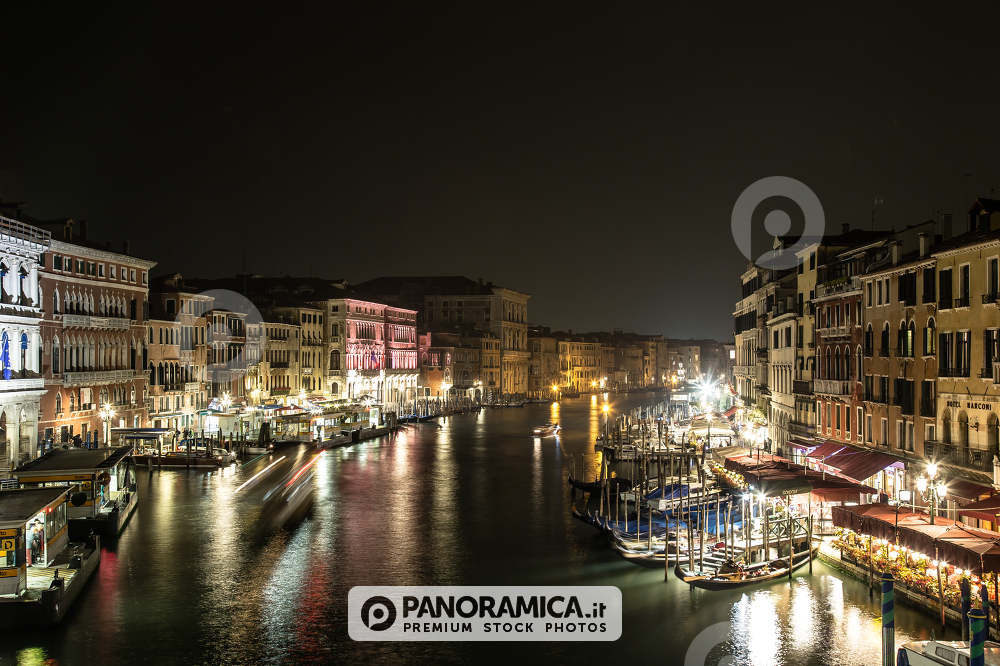 Traffico serale sul Canal Grande