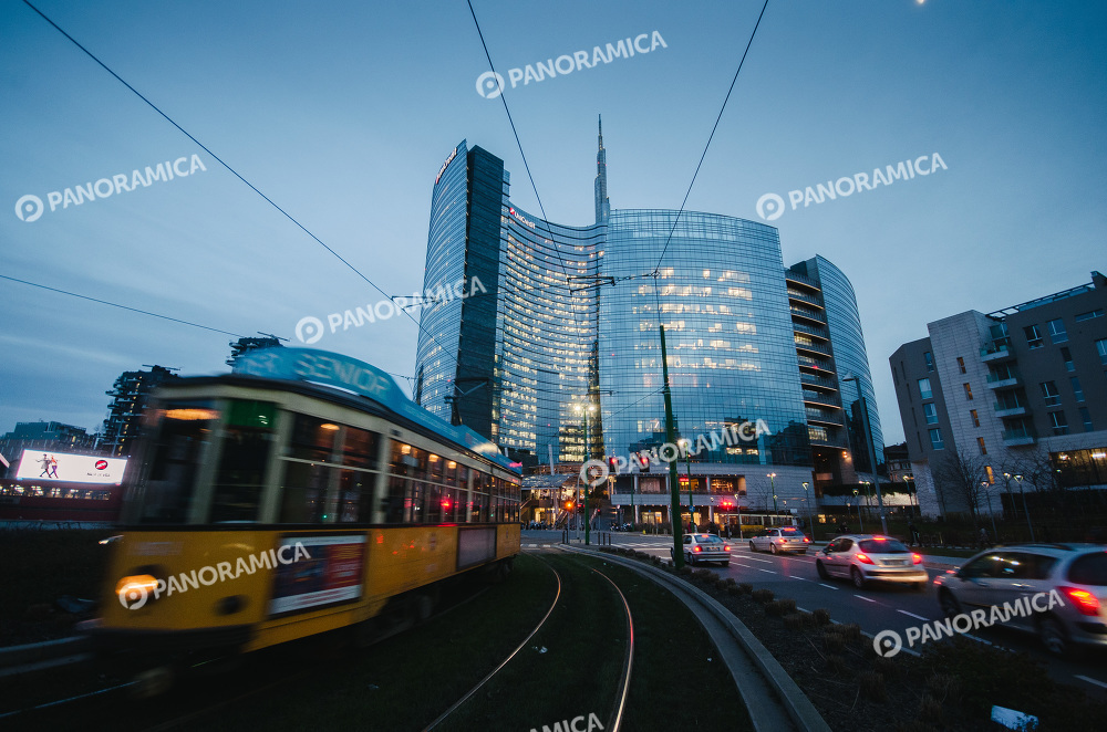 Tram e Torre Unicredit