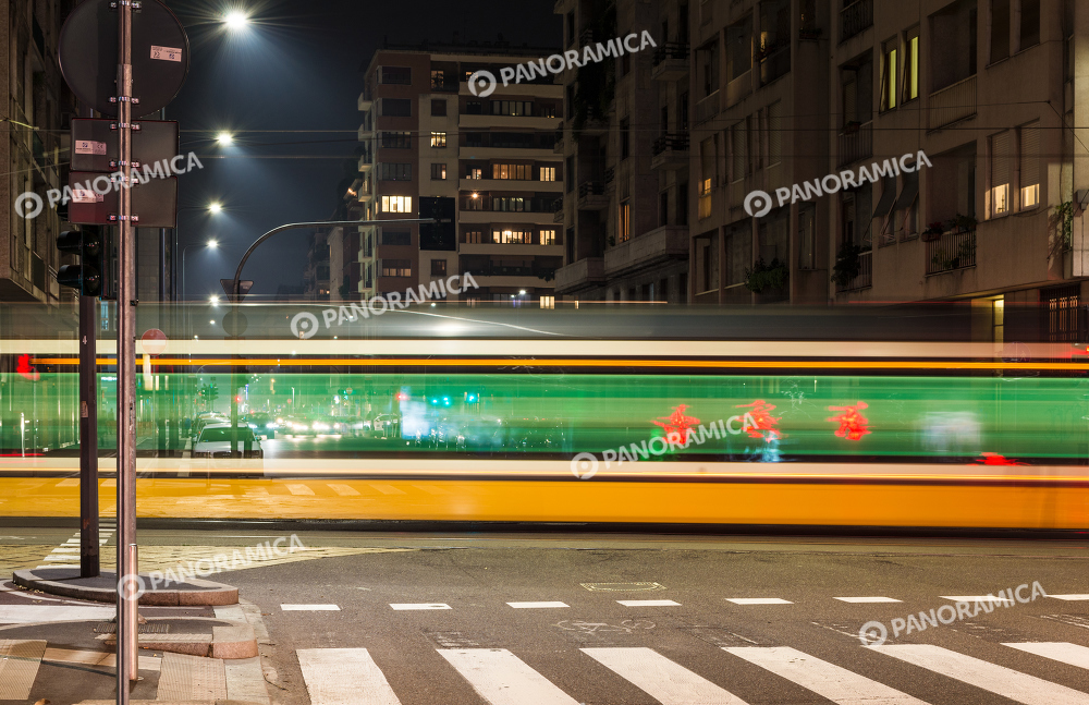 Tram in velocità in Via Galileo Galilei
