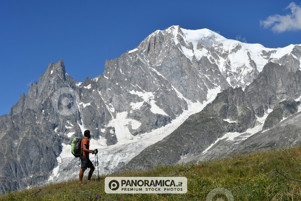 Trekking con Monte Bianco sullo sfondo 
