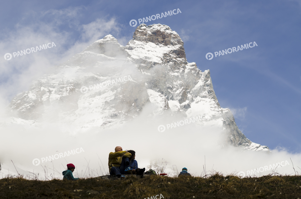 Turisti e Cervino in Valtournenche