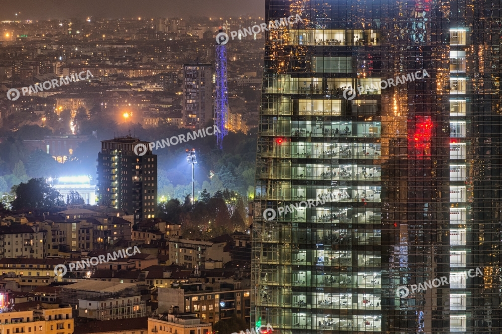 Uffici Unicredit e Arena Civica illuminata