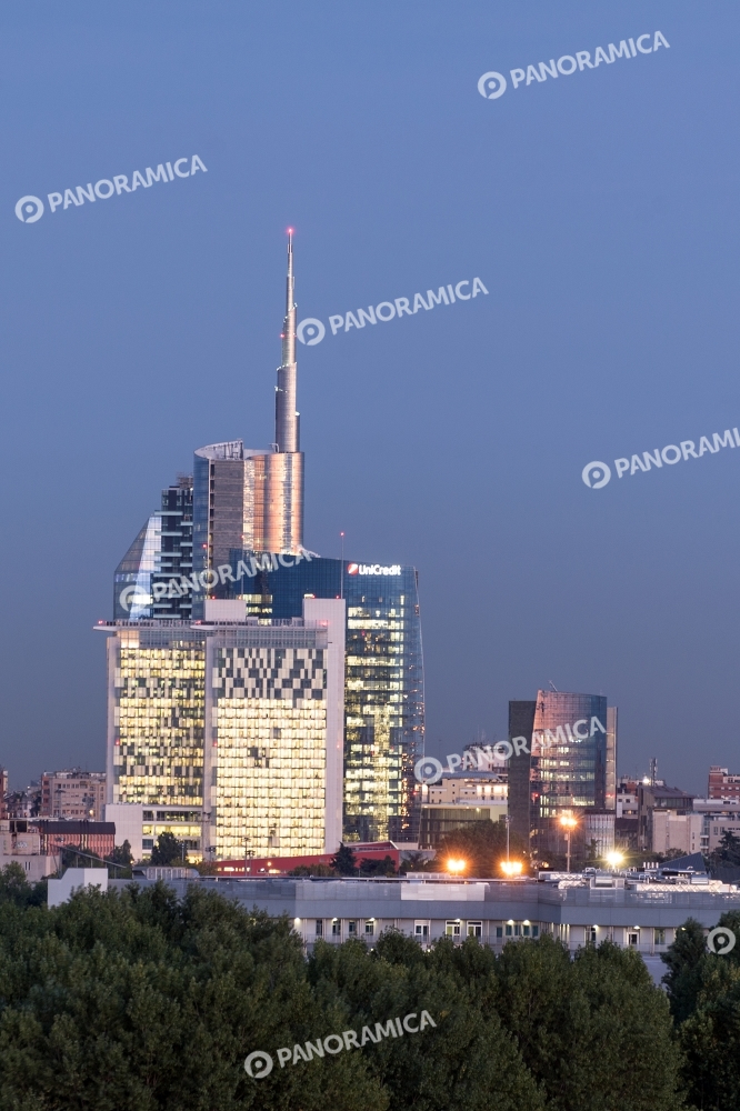 Uffici Unicredit e Maire Tecnimont all'imbrunire