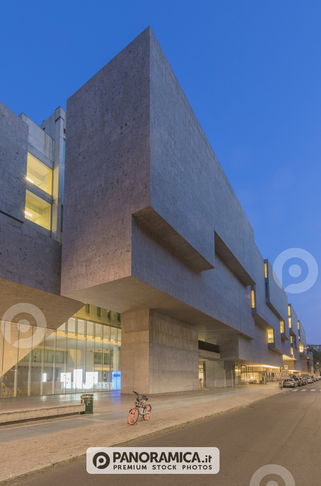 Università Bocconi all'ora blu