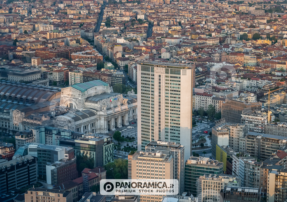 Veduta aerea del grattacielo Pirelli e della Stazione Centrale