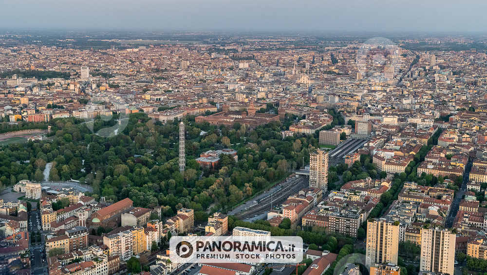 Veduta aerea di Milano, Arco della Pace, Parco Sempione e tutto il centro città
