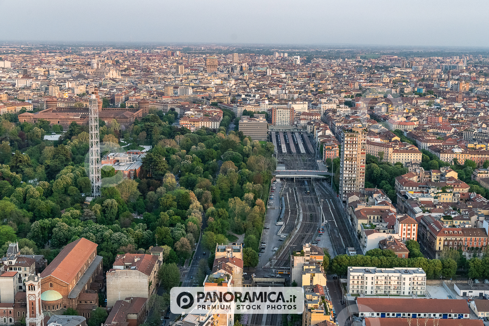 veduta aerea di Milano, Parco Sempione , Ferrovia, Torre al Parco di Via Revere