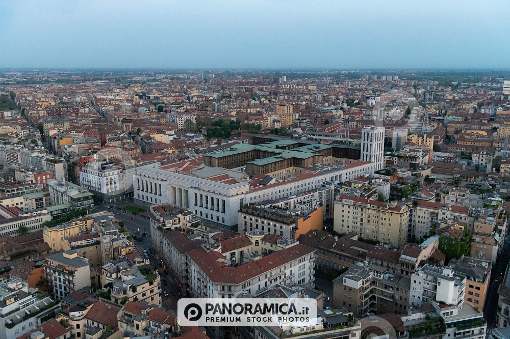 Veduta aerea di Via Cesare Battisti, sullo sfondo il Palazzo di Giustizia