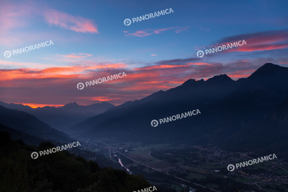 Veduta all'alba di Fenis e della Valle