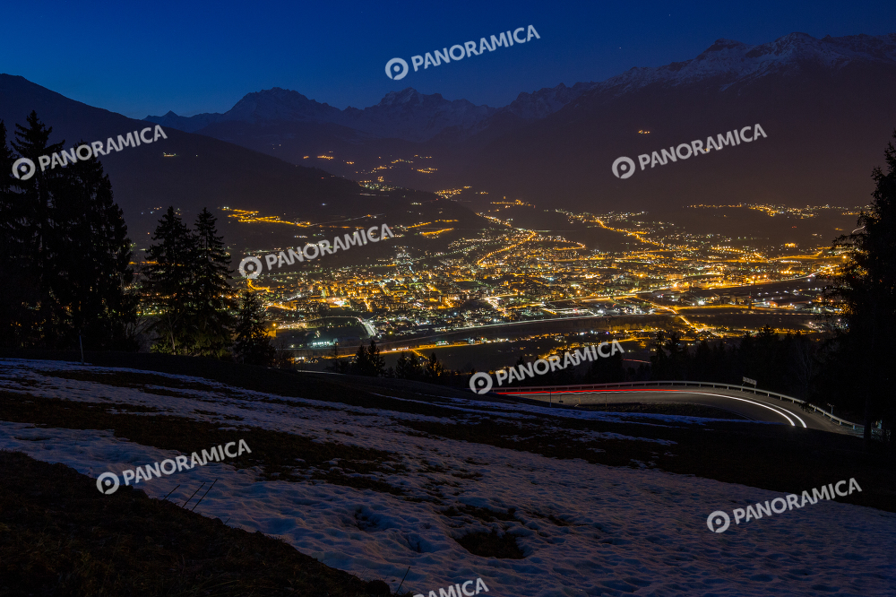 Veduta di Aosta dall'alto all'ora blu