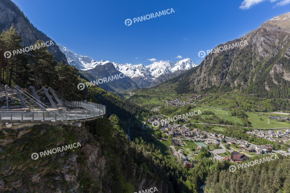 Veduta su catena del Monte Bianco, Pré-Saint-Didier e passerella dell'orrido