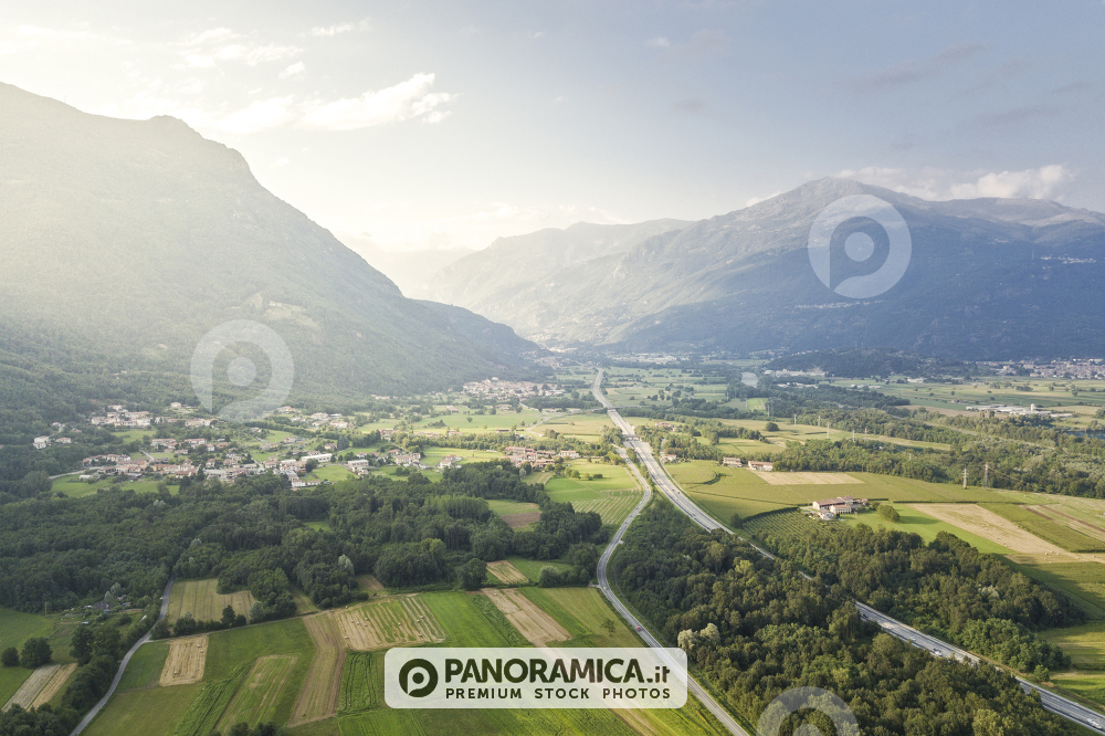 Vista aerea dei campi a Lessolo al tamonto