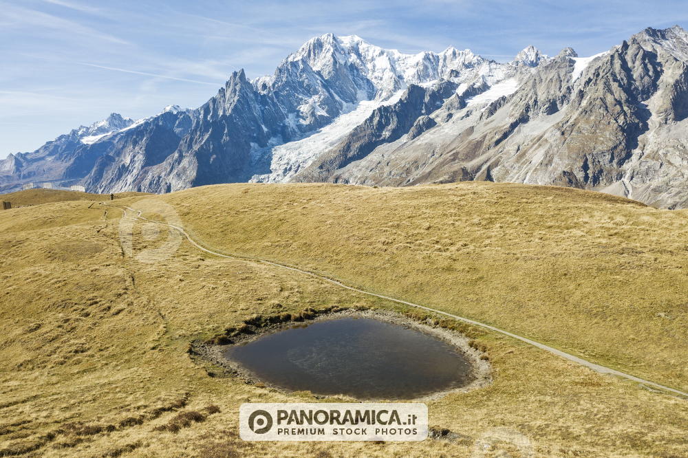 Vista aerea del laghetto del Mont de la Saxe in autunno