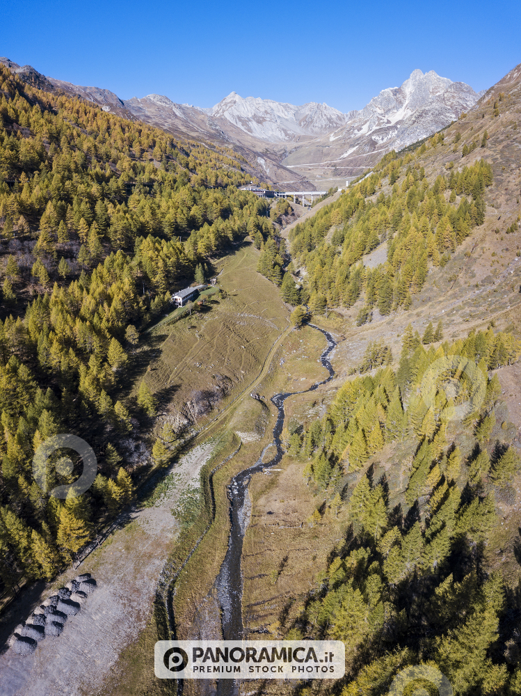 Vista aerea del vallone del Gran San Bernardo in autunno