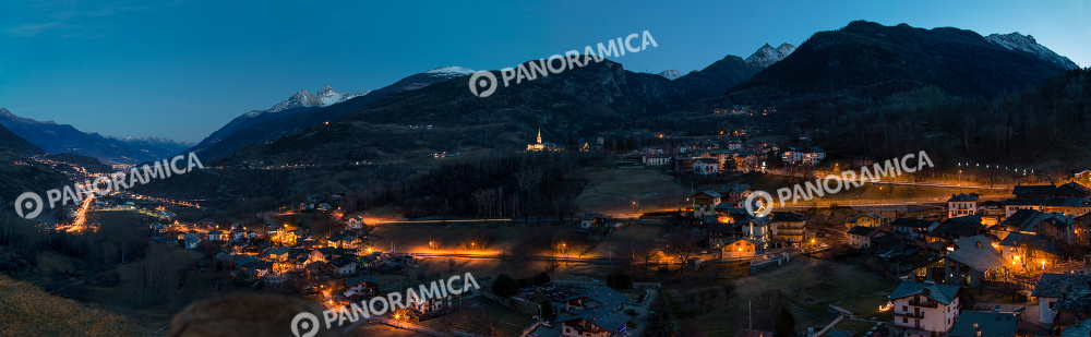 Vista panoramica verso valle da Introd al crepucolo