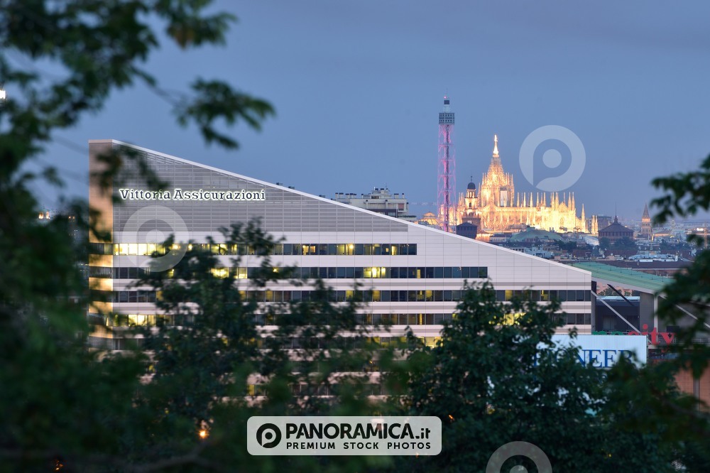 Vittoria Assicurazione e il Duomo illuminato